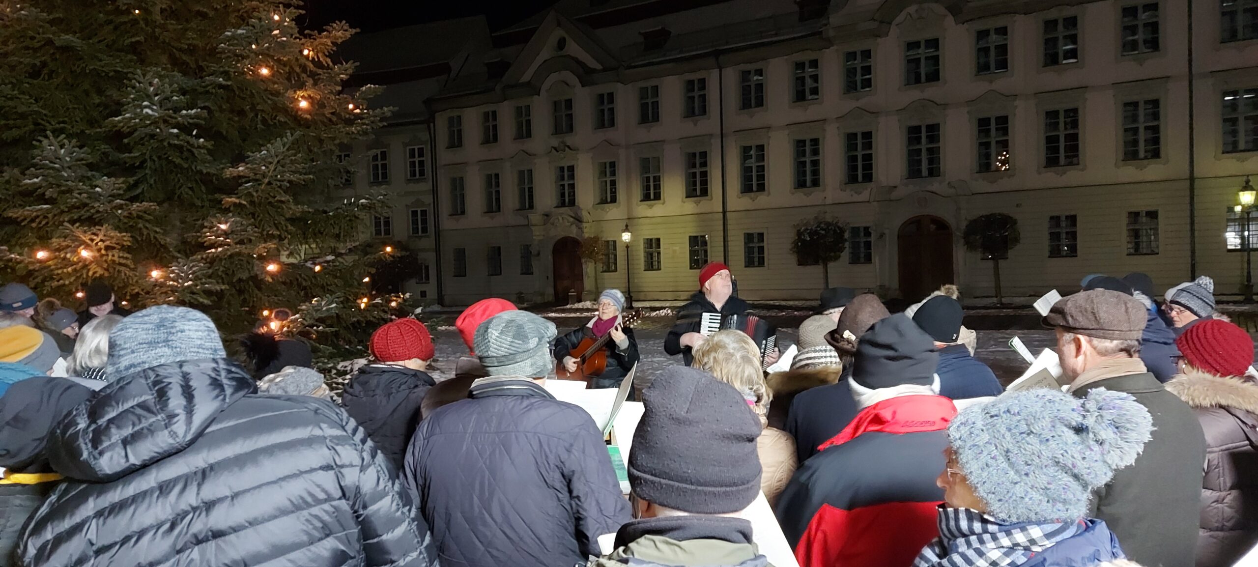 Trotz klirrender Kälte „Weihnachtslieder selber singen“ gut besucht